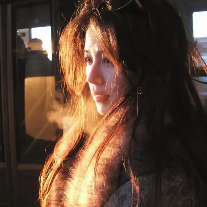 坡道上的红屋顶海报